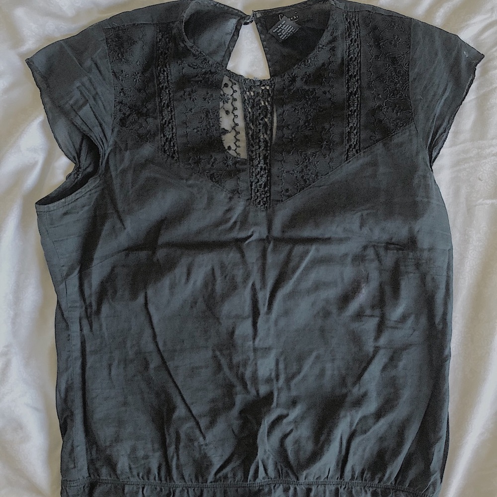 Black embedded rose blouse 🌚💐